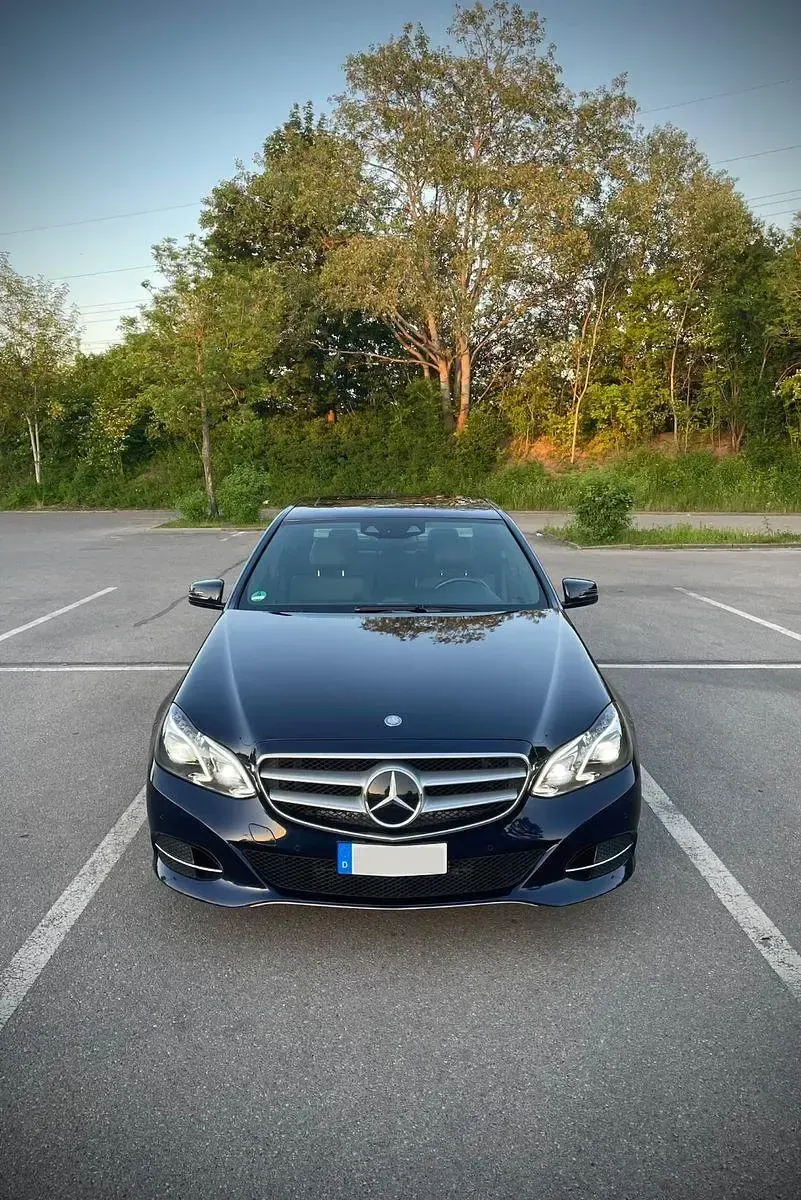 Używany Mercedes E300 252 KM (185 kW) 2013 Niebieski Sedan/Limuzyna