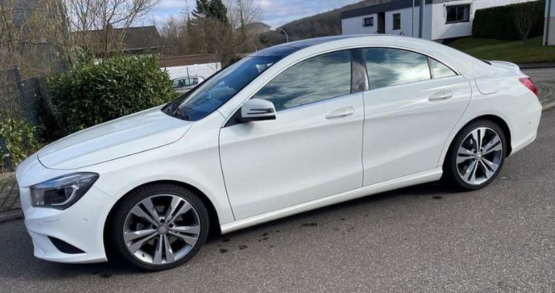 Weiß Gebraucht 2015 Mercedes CLA200 Limousine | 13.900 € (Guter Preis) - Bild 1/2