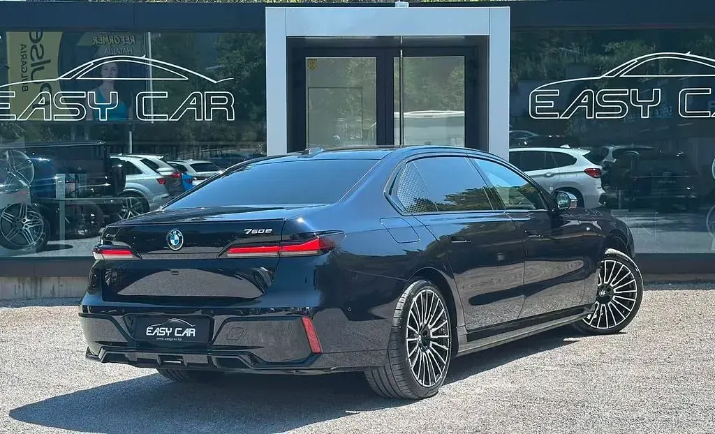 Gebraucht BMW 750e Performance 489 PS (359 kW) 2024 Schwarz Limousine