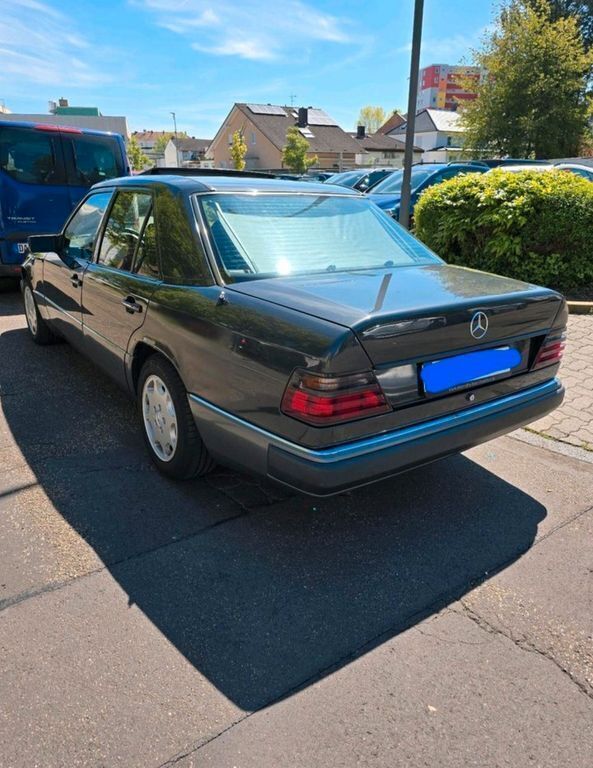 Schwarz Gebraucht 1992 Mercedes E230 Limousine | 4.500 € - Bild 1/4
