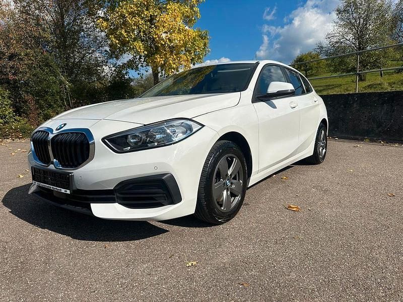 Weiß Gebraucht 2020 BMW 118 Advantage Kleinwagen | 17.490 € (Guter Preis) - Bild 1/4