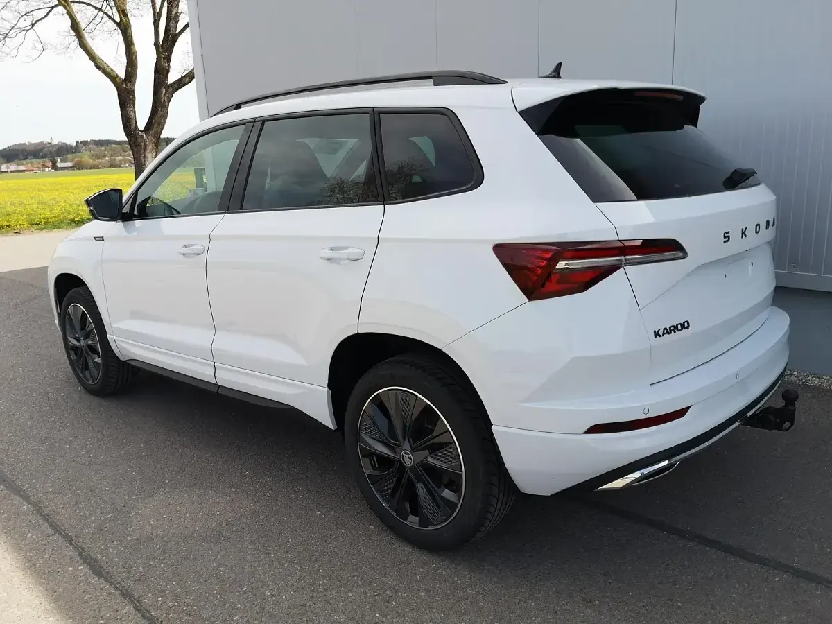 Neu Skoda Karoq SportLine 150 PS (110 kW) 2025 Moonwhite metallic SUV