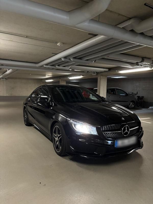 Schwarz Gebraucht 2013 Mercedes CLA200 AMG line Limousine | 10.950 € (Fairer Preis) - Bild 1/4