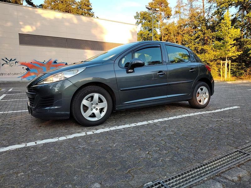 Grau Gebraucht 2009 Peugeot 207 Limousine | 3.200 € (Etwas zu teuer) - Bild 1/4