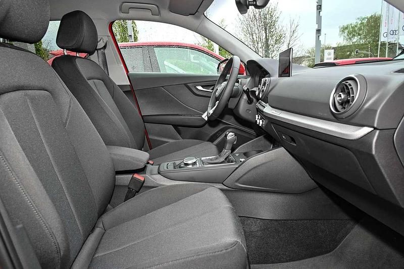 Gebraucht Audi Q2 S-Line 150 PS (110 kW) 2024 Rot SUV