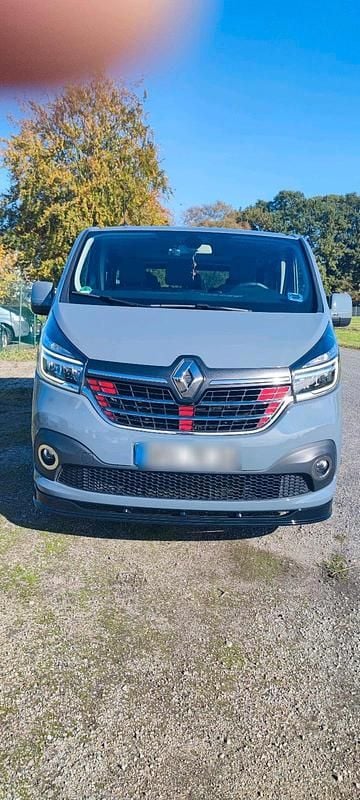 Grau Gebraucht 2020 Renault Traffic Life Van / Kleinbus | 23.000 € - Bild 1/4