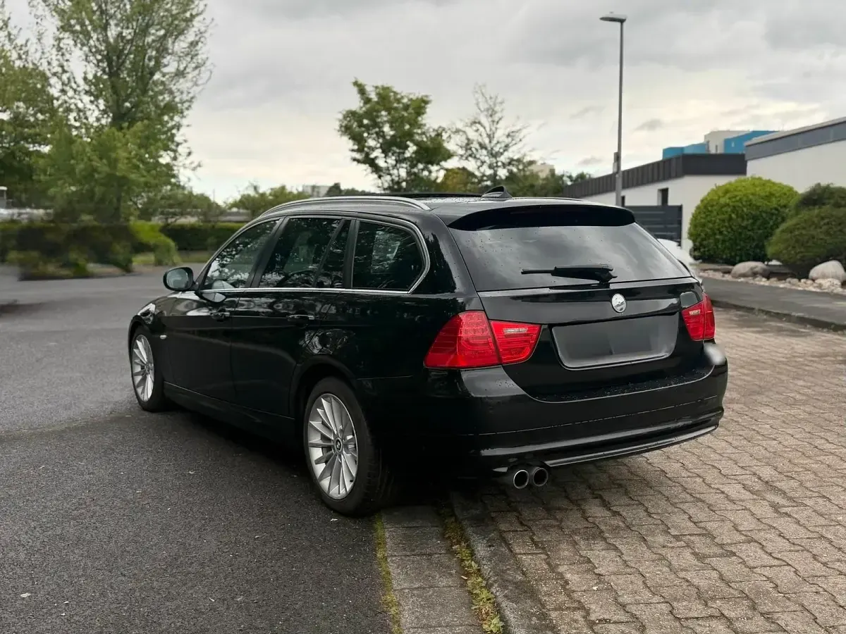 Gebraucht BMW 330 245 PS (180 kW) 2011 Schwarz Kombi