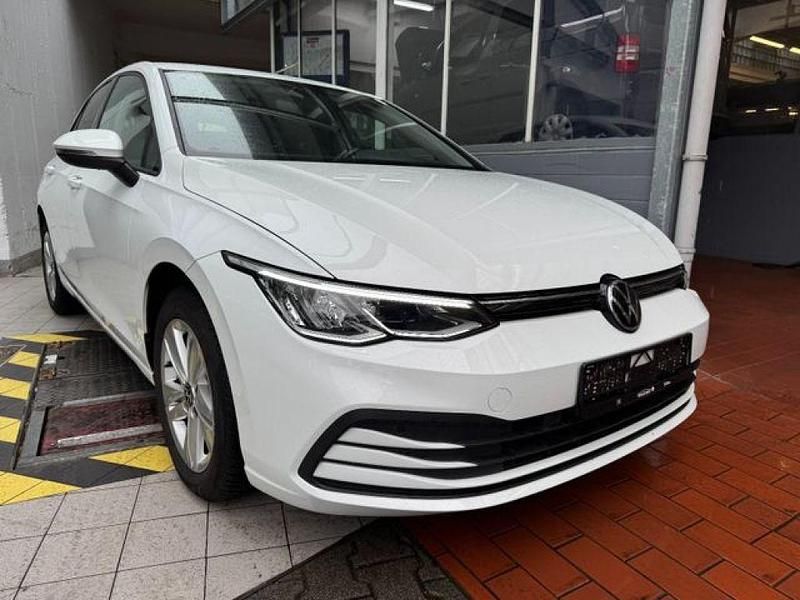 Weiß Gebraucht 2020 VW Golf VIII Life Limousine | 16.850 € (Fairer Preis) - Bild 1/3