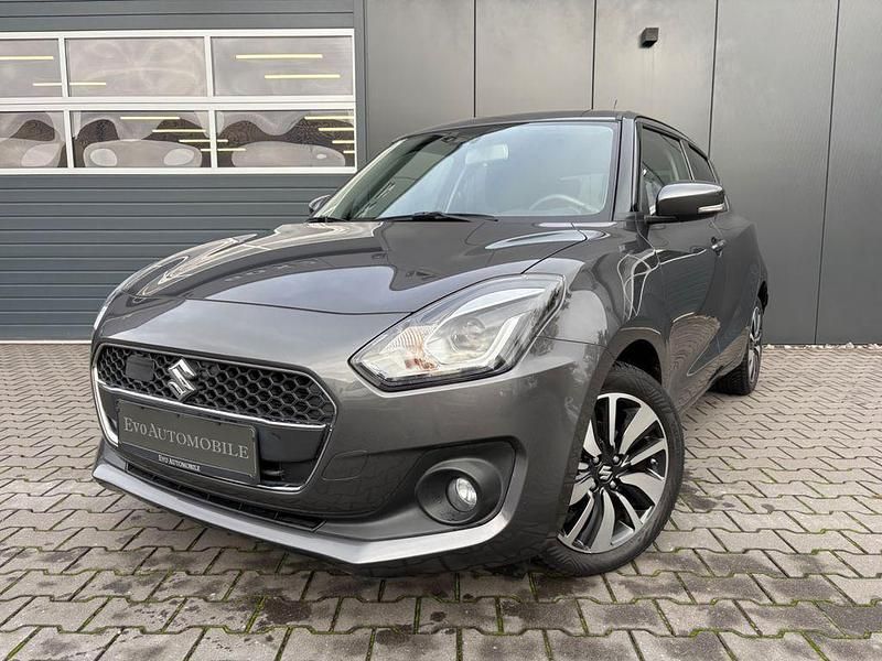 Grau Gebraucht 2019 Suzuki Swift Comfort+ Limousine | 12.999 € (Fairer Preis) - Bild 1/4