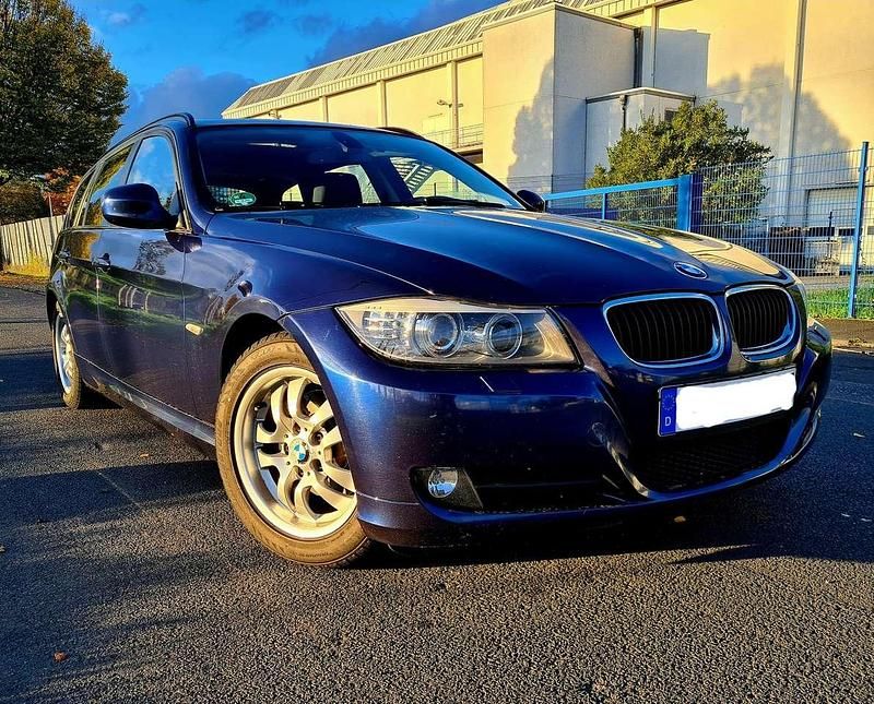 Blau Gebraucht 2010 BMW 318 Exclusive Kombi | 3.999 € (Guter Preis) - Bild 1/4