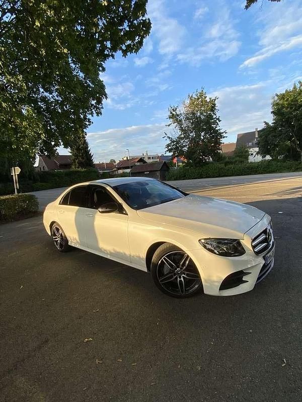 Weiß Gebraucht 2018 Mercedes E200 Limousine | 27.900 € (Teuer) - Bild 1/4