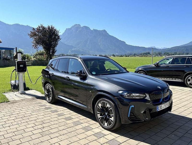 Grau Gebraucht 2023 BMW iX3 Impressive SUV | 46.499 € (Guter Preis) - Bild 1/4
