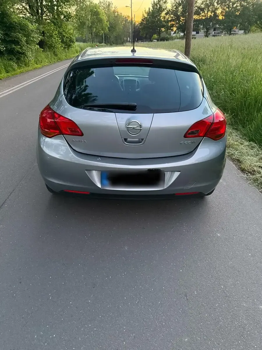 Gebraucht Opel Astra 101 PS (74 kW) 2011 Grau Limousine