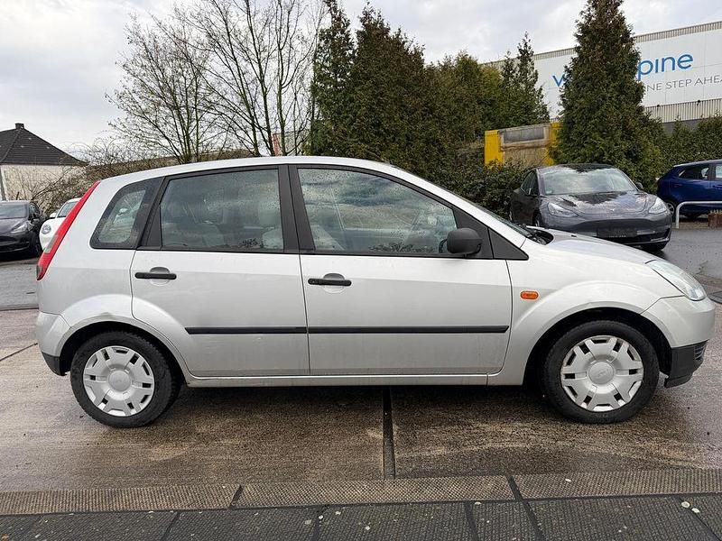 Gebraucht Ford Fiesta Ambiente 60 PS (44 kW) 2002 Silber Kleinwagen