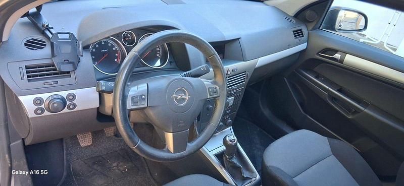 Gebraucht Opel Astra 105 PS (77 kW) 2005 Schwarz Kleinwagen