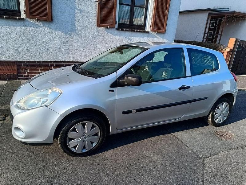Gebraucht Renault Clio II Authentique 75 PS (55 kW) 2011 Silber Limousine