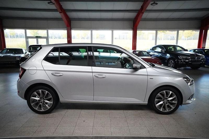 Gebraucht Skoda Fabia Best of 95 PS (69 kW) 2021 Stribrna brilliant/ brilliantsil (metallic) Kleinwagen