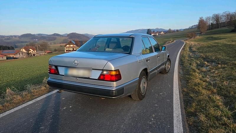 Gebraucht Mercedes E250 95 PS (69 kW) 1993 Silber Limousine