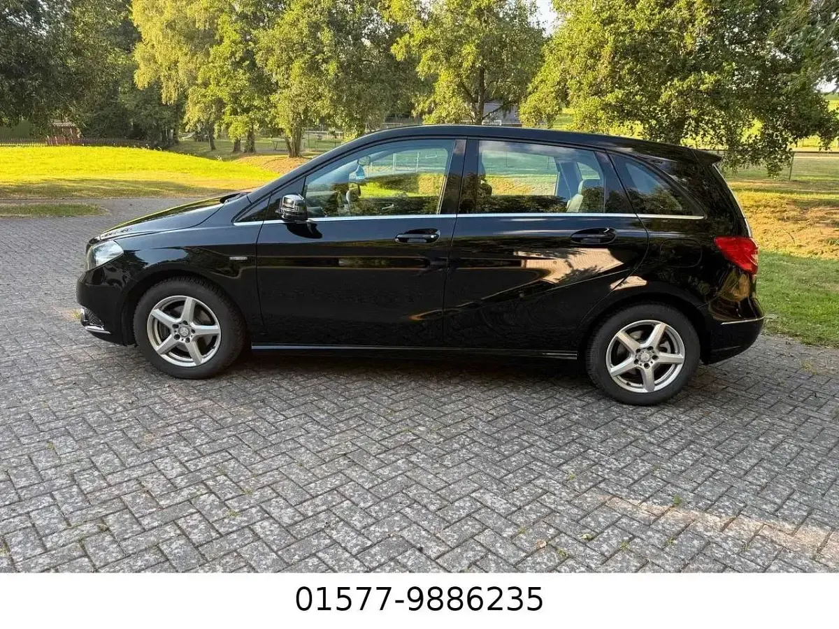 Gebraucht Mercedes B180 122 PS (89 kW) 2012 Schwarz Kleinwagen