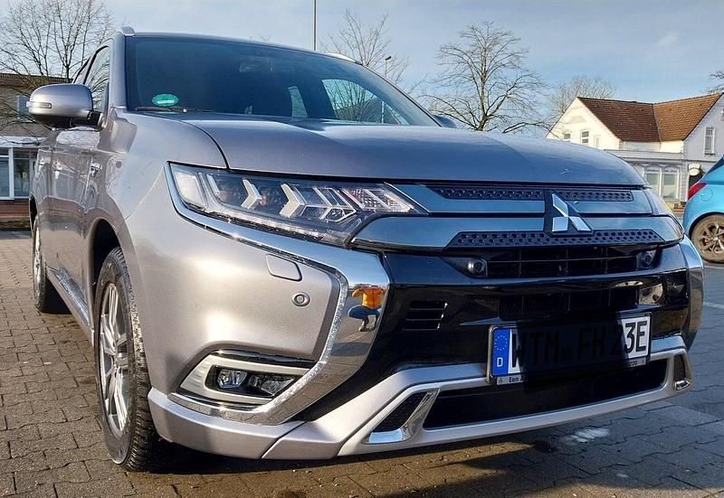 Grau Gebraucht 2018 Mitsubishi Outlander P-HEV Intro Edition SUV | 17.900 € (Fairer Preis) - Bild 1/4
