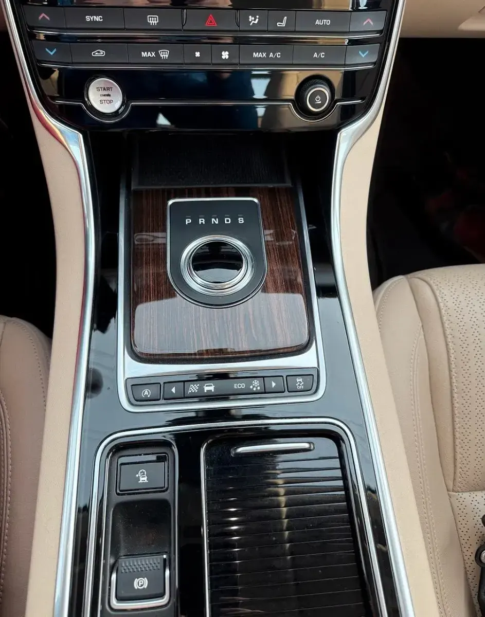 Gebraucht Jaguar XF 300 PS (220 kW) 2016 Blau Limousine