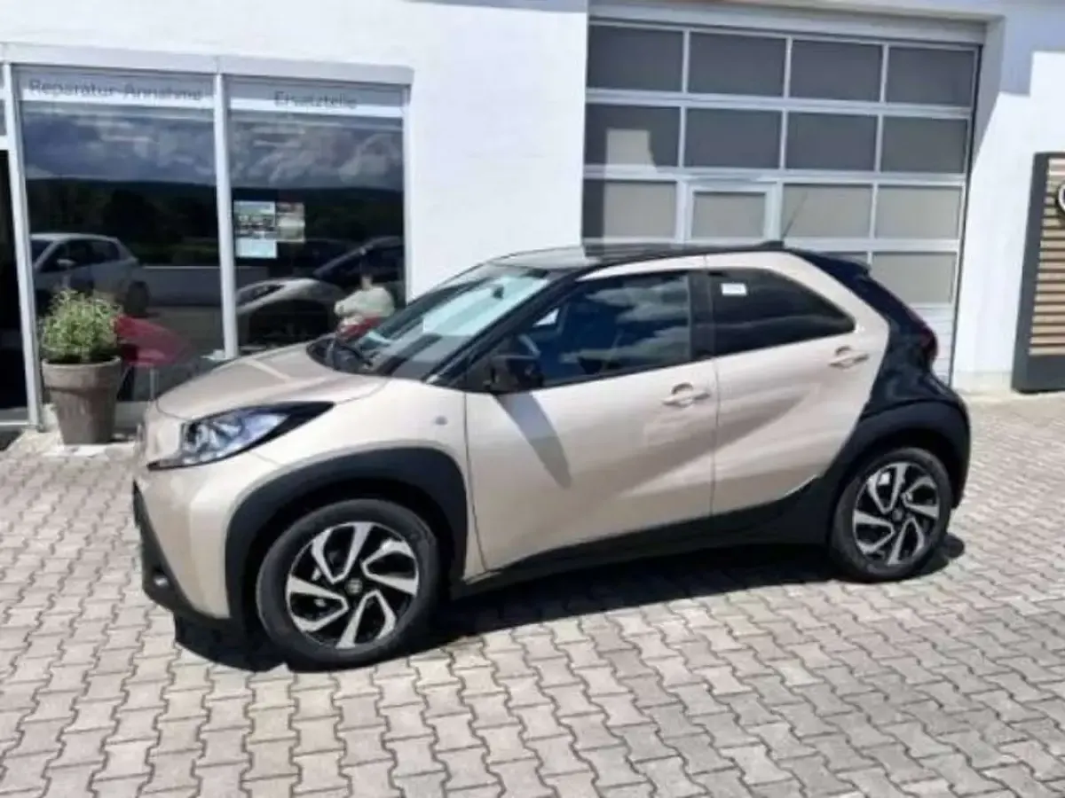 Neu Toyota Aygo X 72 PS (52 kW) 2026 Ginger beige / night sky bla SUV