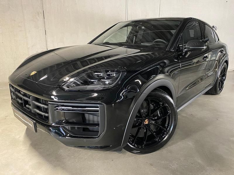 Chromitschwarzmetallic Neu 2025 Porsche Cayenne Turbo E-Hybrid SUV | 246.108 € - Bild 1/4