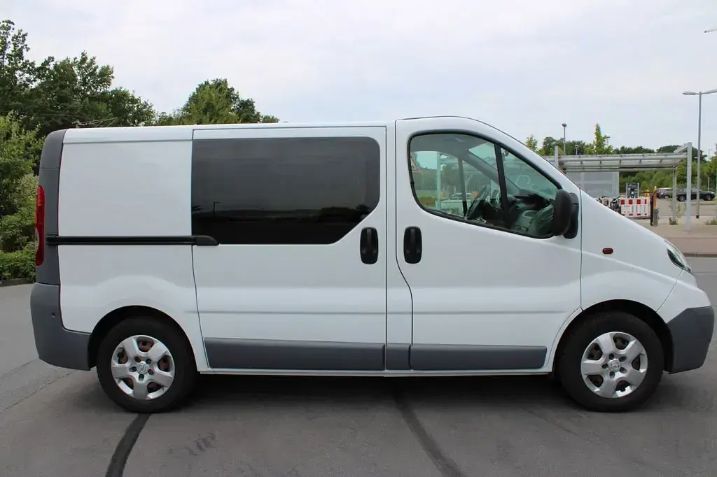 Gebraucht Opel Vivaro 114 PS (83 kW) 2011 Casablanca/arctic/eis weiss Van / Kleinbus