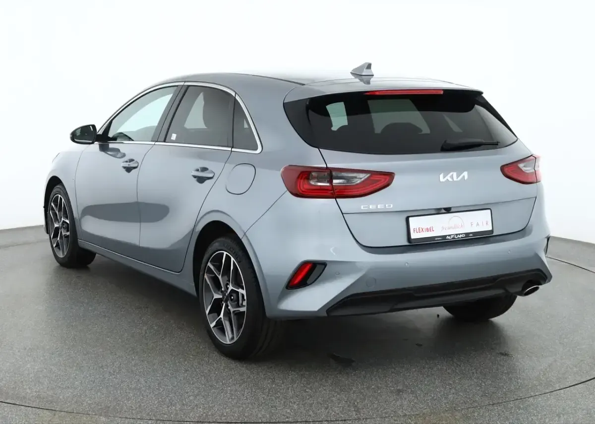 Neu Kia Ceed 140 PS (102 kW) 2025 Silber Kleinwagen