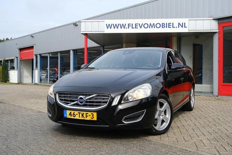 Schwarz Gebraucht 2011 Volvo V60 Momentum Kombi | 3.950 € (Guter Preis) - Bild 1/4