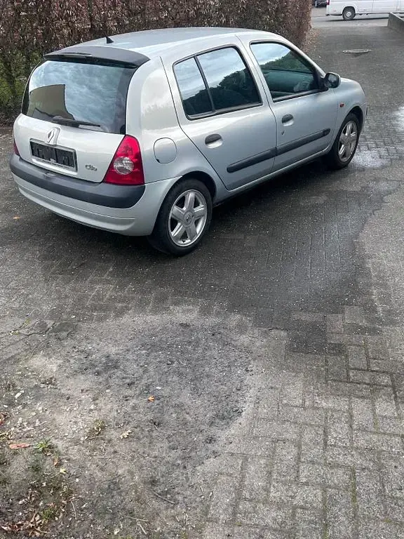 Używany Renault Clio II Authentique 75 KM (55 kW) 2002 Szary Sedan/Limuzyna
