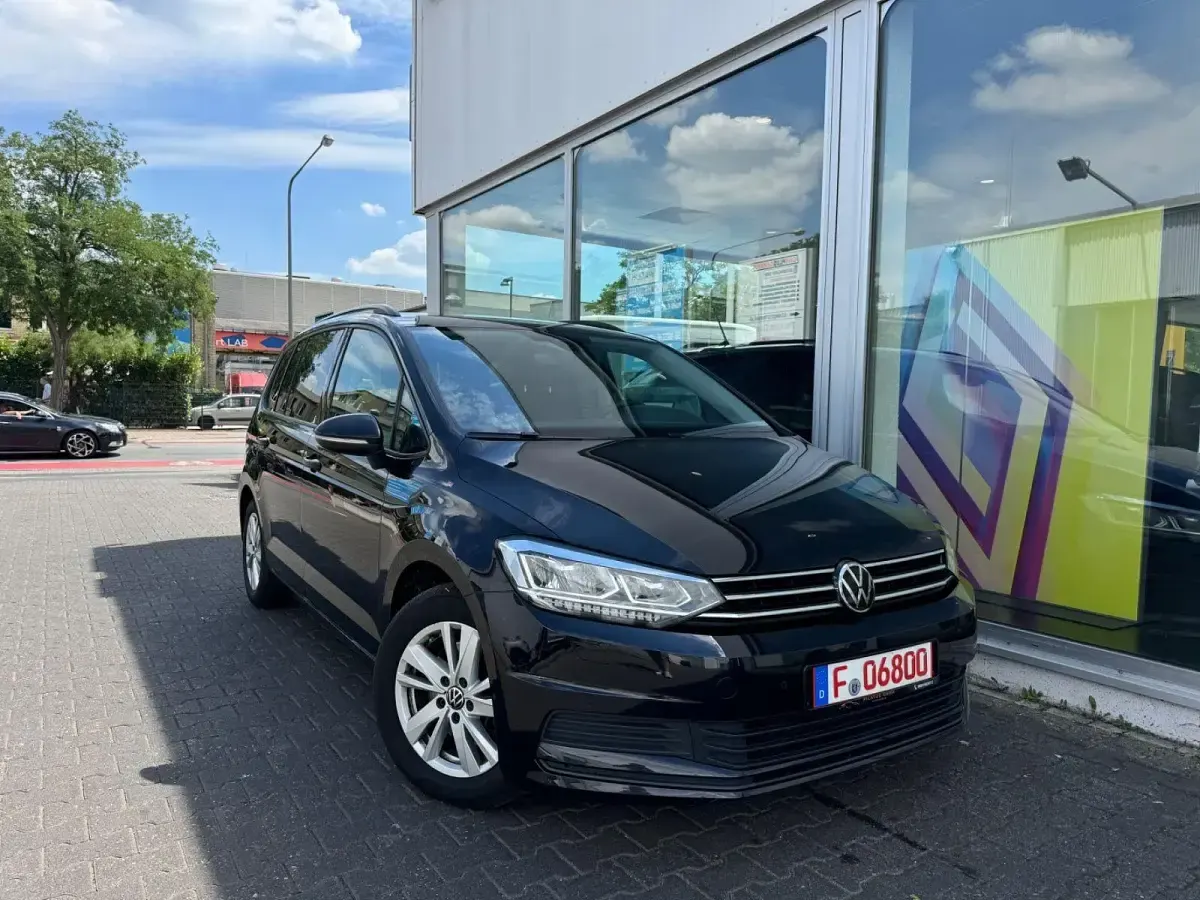 Gebraucht VW Touran Comfortline 150 PS (110 kW) 2023 Schwarz Van / Kleinbus