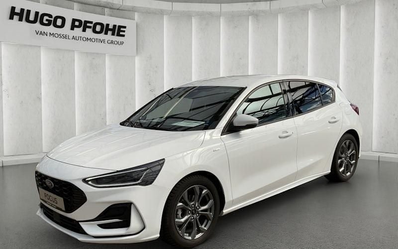 Weiß Gebraucht 2024 Ford Focus ST-Line X Limousine | 24.890 € (Guter Preis) - Bild 1/4