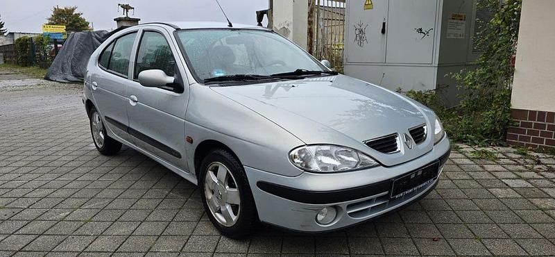 Silber Gebraucht 2002 Renault Mégane II Limousine | 1.990 € (Fairer Preis) - Bild 1/4