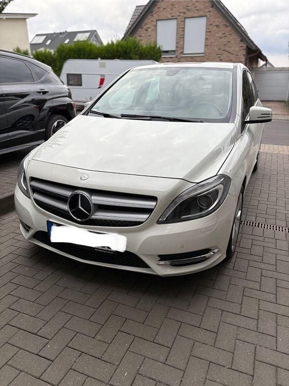 Weiß Gebraucht 2014 Mercedes B180 Style Van / Kleinbus | 10.999 € (Fairer Preis) - Bild 1/4