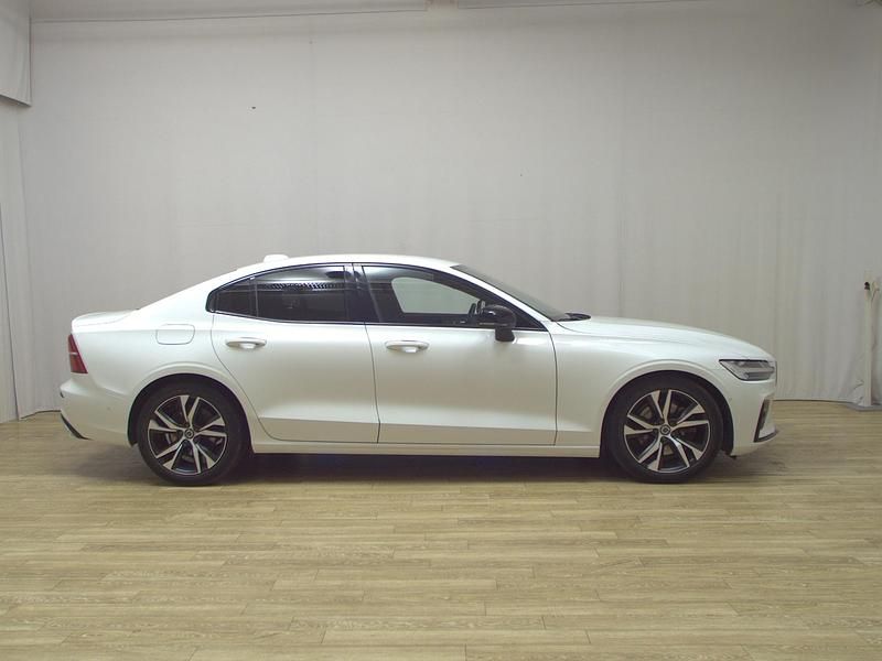 Ice white / solid Gebraucht 2022 Volvo S60 R-Design Limousine | 27.480 € (Guter Preis) - Bild 1/4