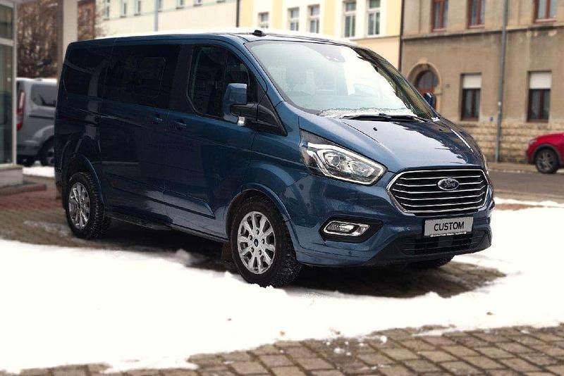 Gebraucht Ford Tourneo Titanium 131 PS (96 kW) 2019 Chromablau metallic Van / Kleinbus