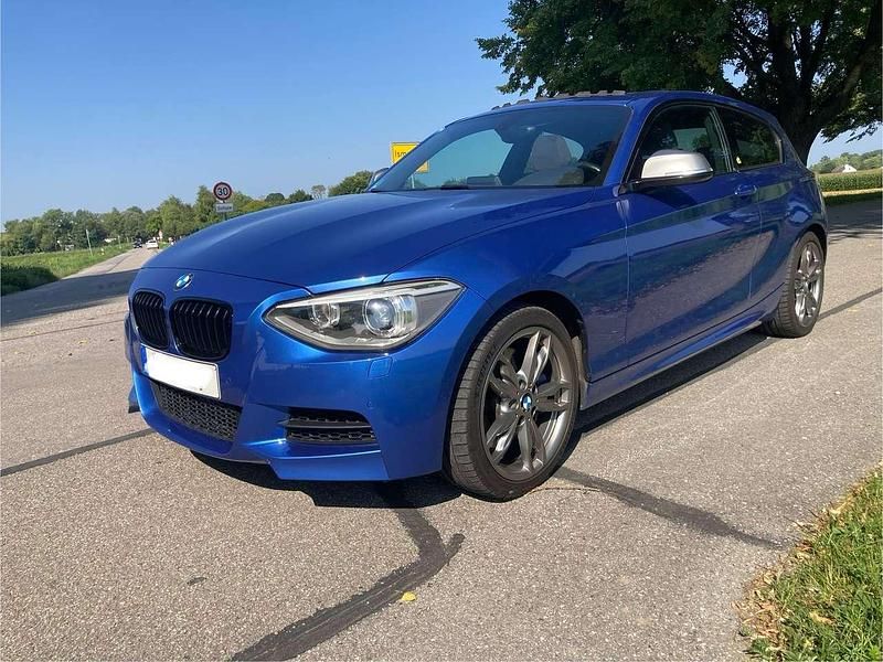 Blau Gebraucht 2012 BMW M135 M Performance Kleinwagen | 21.400 € (Fairer Preis) - Bild 1/4