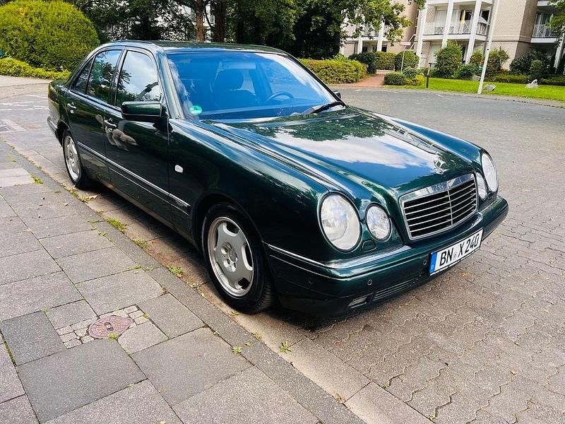Gebraucht Mercedes E240 Avantgarde 170 PS (125 kW) 1998 Grün Limousine