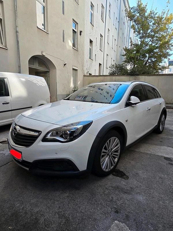 Weiß Gebraucht 2014 Opel Insignia Kombi | 11.000 € - Bild 1/4