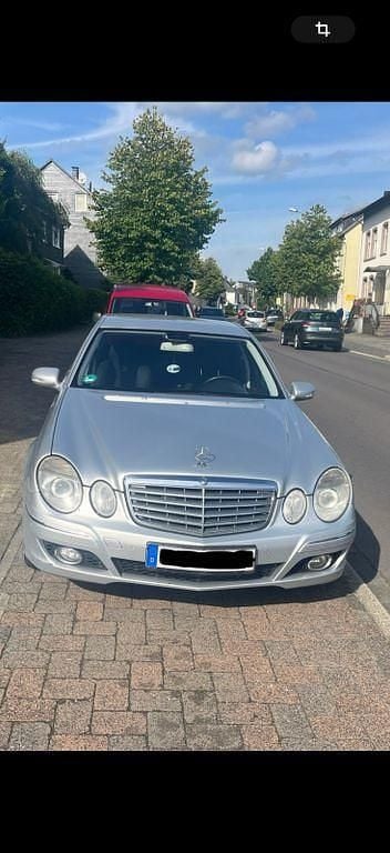 Silber Gebraucht 2008 Mercedes E220 Elegance Limousine | 3.899 € (Guter Preis) - Bild 1/4