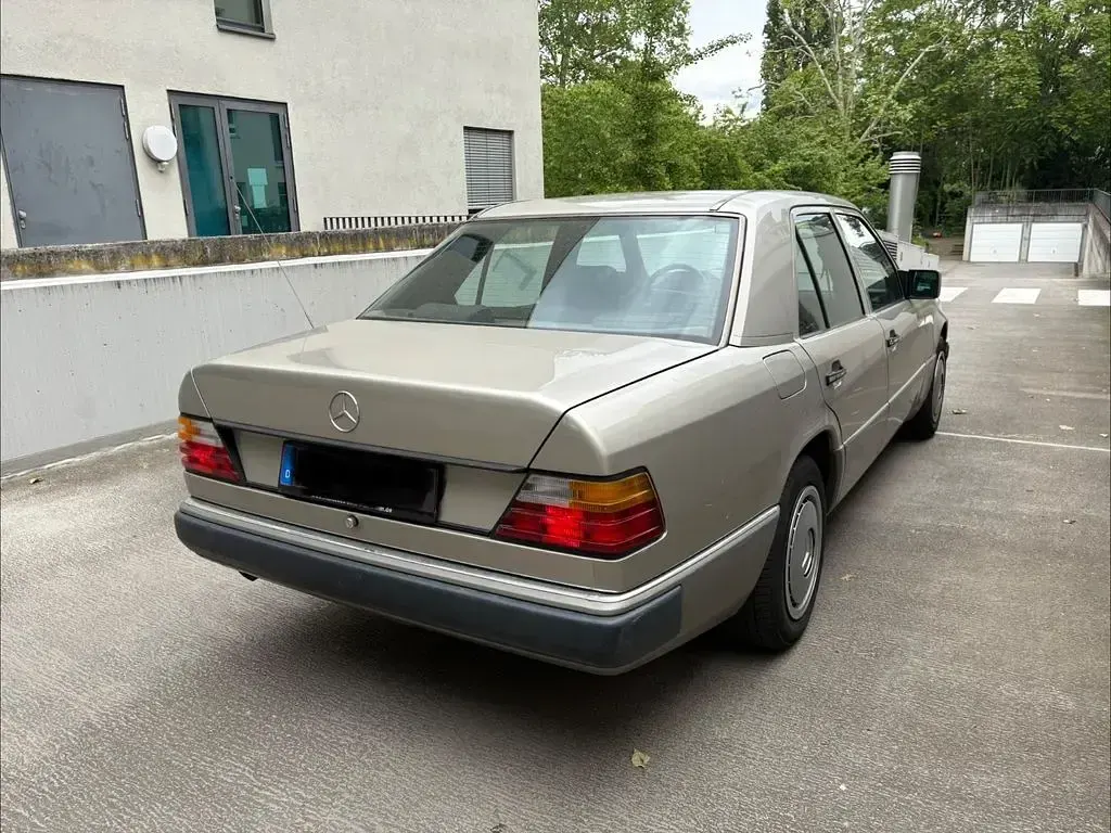 Gebraucht Mercedes 230 105 PS (77 kW) 1990 Grau Limousine