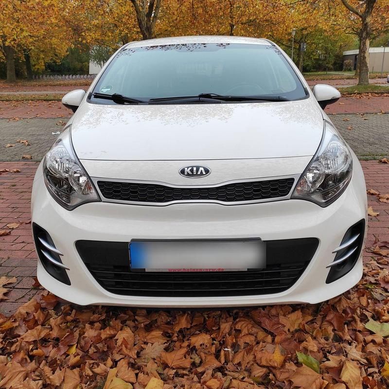Weiß Gebraucht 2015 Kia Rio DREAM-TEAM Edition Limousine | 8.900 € (Fairer Preis) - Bild 1/4