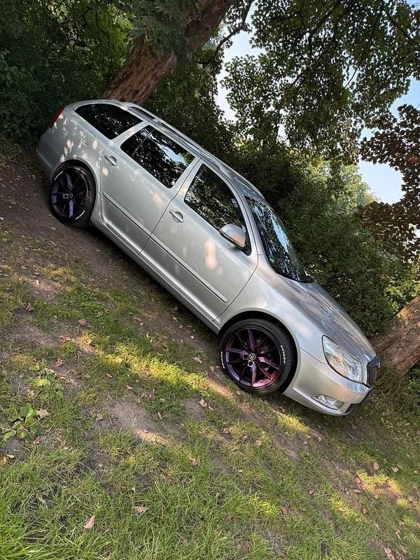 Silber Gebraucht 2010 Skoda Octavia Kombi | 4.249 € (Teuer) - Bild 1/4