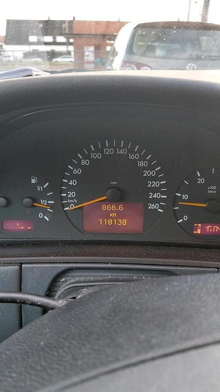 Gebraucht Mercedes E220 143 PS (105 kW) 2001 Silber Limousine