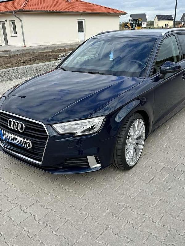 Blau Gebraucht 2019 Audi A3 Sport Kleinwagen | 19.300 € (Fairer Preis) - Bild 1/4