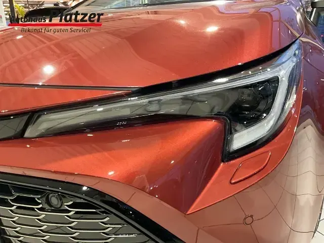 Neu Toyota Corolla Sport 133 PS (97 kW) 2025 4z3)/ black mica (209) (orange Limousine