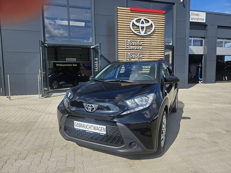 Mysticschwarz Gebraucht 2022 Toyota Aygo X-play Kleinwagen | 11.500 € - Bild 1/4