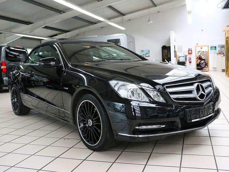 Gebraucht Mercedes E200 184 PS (135 kW) 2011 Schwarz Cabrio