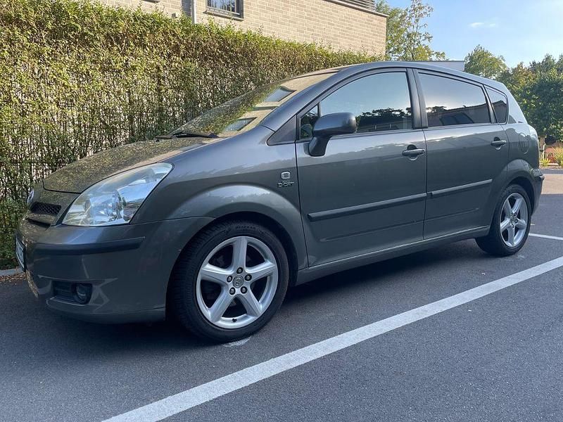 Grau Gebraucht 2006 Toyota Corolla Verso Executive Van / Kleinbus | 3.200 € (Fairer Preis) - Bild 1/4